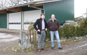 Nils und Hans-Jürgen Thun vor ihrer Maschinenhalle