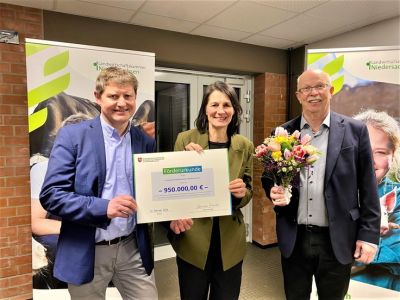 Einen Förderbescheid über 950.000 Euro hat Ministerin Miriam Staudte jetzt an das LBZ in Echem übergeben. Über den Bescheid freuten sich Gerhard Schwetje, Präsident der LWK Niedersachsen (r.) und Ulrich Peper, Leiter des LBZ Echem (l.). © ML Niedersachsen