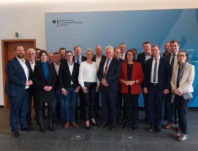 Fleischgipfel in Berlin: Bundeslandwirtschaftsminister Alois Rainer tauschte sich mit den Spitzenverbänden der Veredlungsbranche über die drängenden Herausforderungen in der Schweinehaltung aus